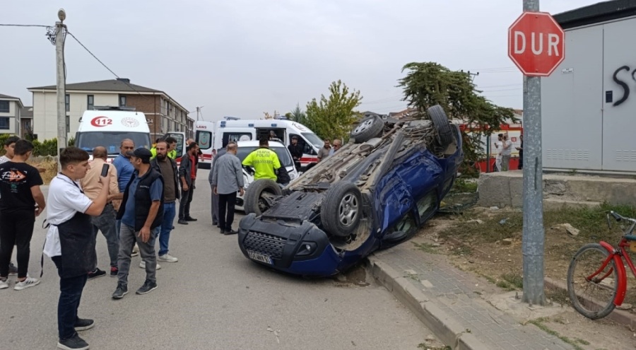 İnegöl'de iki araç çarpıştı: 3 yaralı