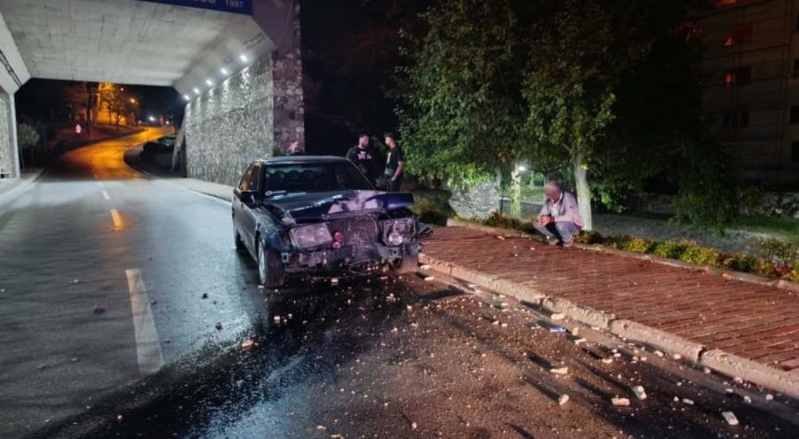 Bursa'da alkollü sürücü direğe çarpıp kaçtı: Babasının çağrısına rağmen olay yerine gitmedi