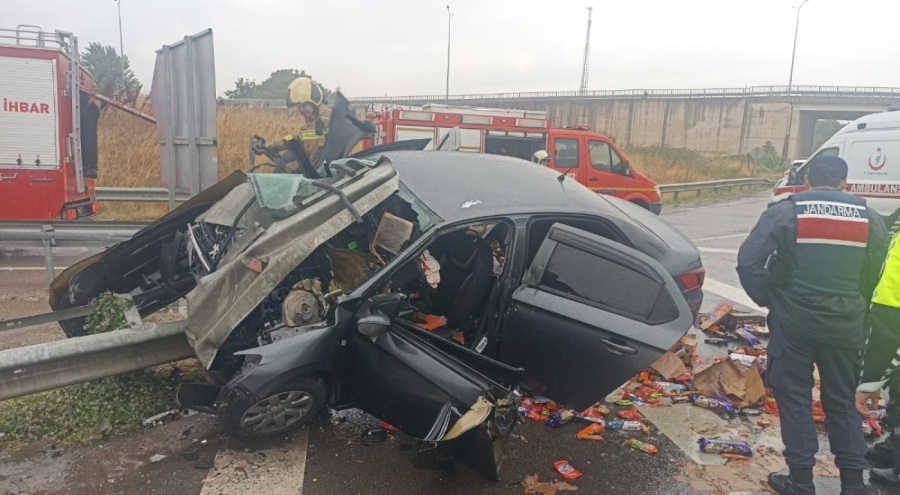 İnegöl'de Yağış Kazaya Neden Oldu: Otomobil Bariyerlere Saplandı, 2 Yaralı