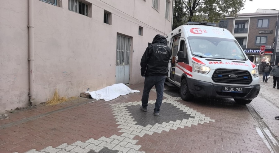 İnegöl'de Şok Eden Olay: 69 Yaşındaki Adam Sokakta Ölü Bulundu