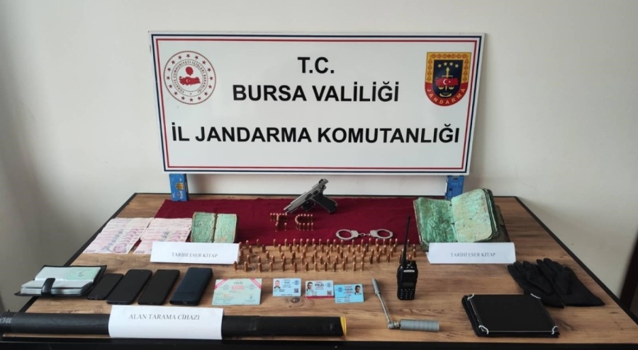 İnegöl'de Jandarma Operasyonu: Araçtan Tarihi Eser, Silah ve Sahte Belgeler Çıktı