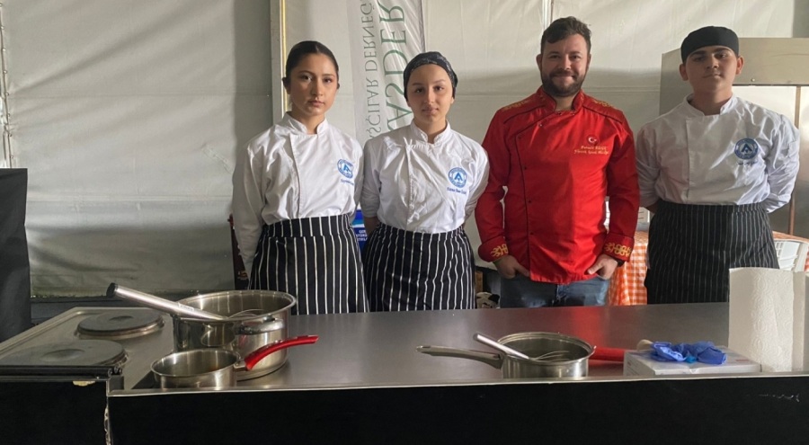 Lise öğrencileri, mutfaktaki hünerlerini sergiledi