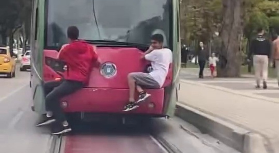 Bursa'da Tramvayın Arkasına Tutunan İki Çocuk Kameraya Yansıdı
