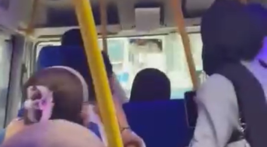 Bursa'da Minibüste Gerilim: Yolcular Şoförün Asabi Sürüşüne Dayanamayınca İndi