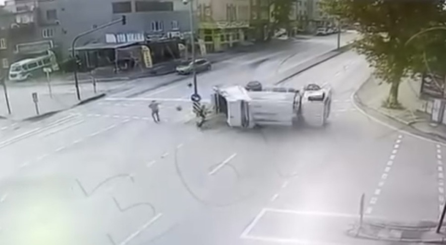 Bursa'da çöp kamyonu takla attı
