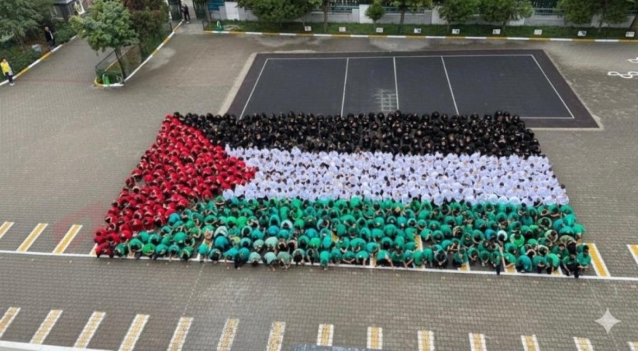 600 öğrenciden Filistin'e dev bayraklı destek