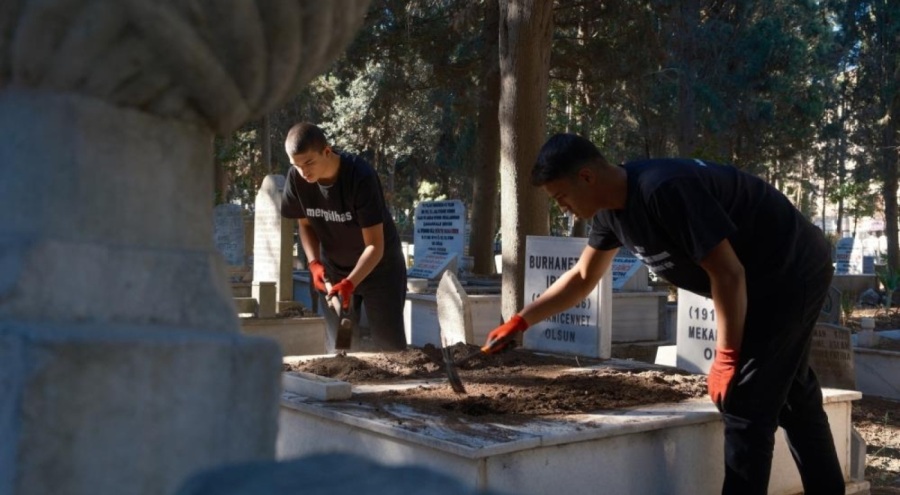 Gönüllü başladılar, mezarlık fenomeni oldular