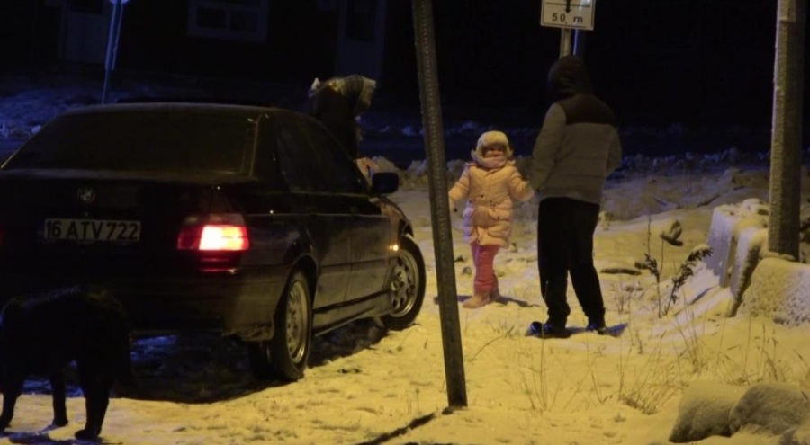 Kar yağışını görenler gece yarısı Uludağ'a akın etti