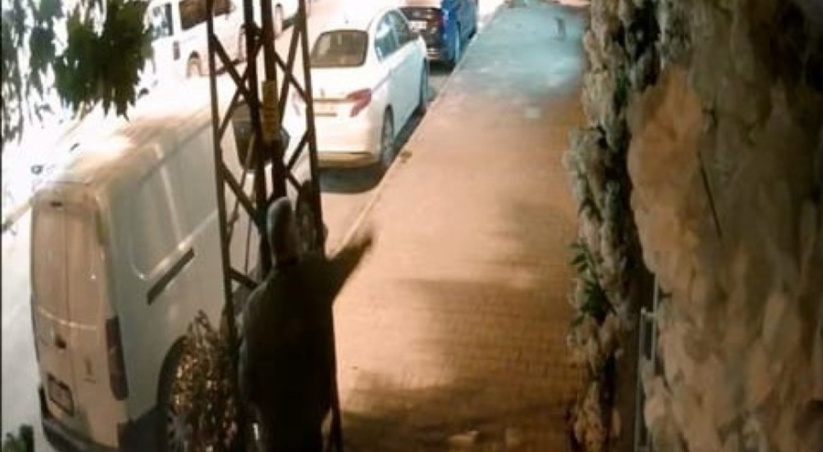 Kapalı kuaförün camlarına yumurta fırlattı..!