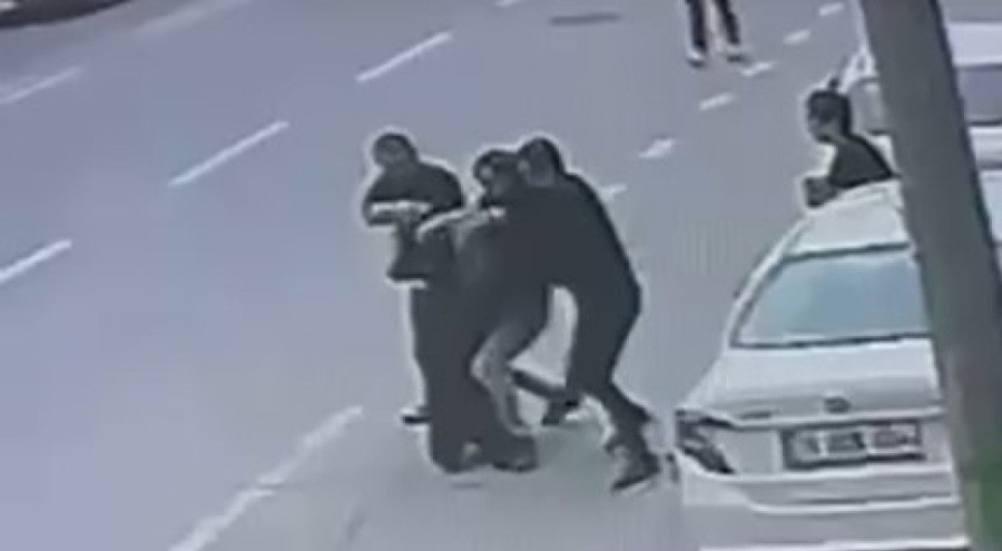 Bursa'da polise saldırdı. Silahını almaya çalıştı..!