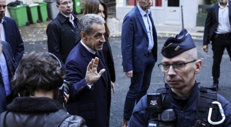 Fransa eski Cumhurbaşkanı Sarkozy cezaevine girdi!