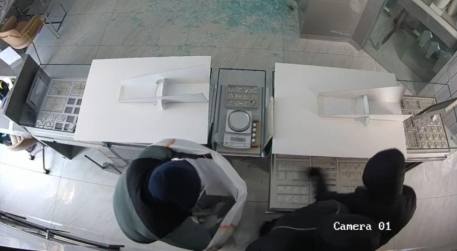 AVM'deki kuyumcuyu 4 DK'da soydular