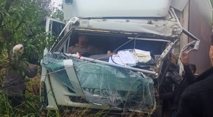 Bursa'da feci kaza. Kamyonlar kafa kafaya çarpıştı!