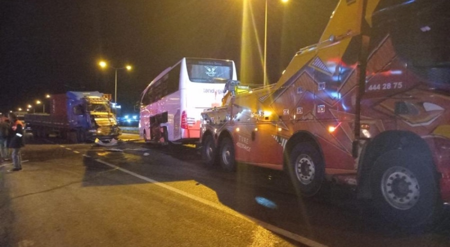 Yolcu otobüsü ile tır çarpıştı! 20 yaralı var...