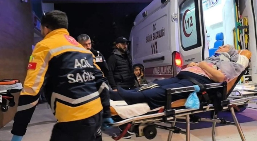 Kontrolden çıkan otomobil duvara çarptı: 3 kişi yaralandı