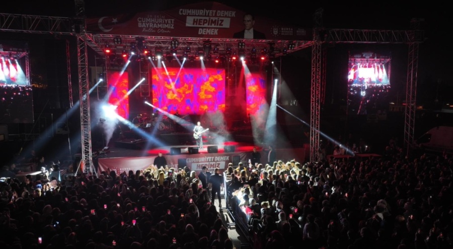 Bursa'da Cumhuriyet coşkusu Buray'la başladı