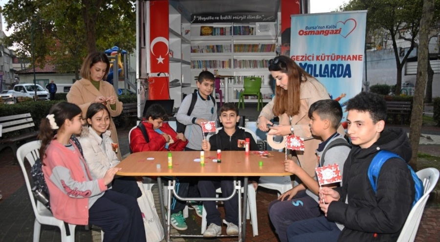Gezici kütüphaneden çocuklara özel bayram turu