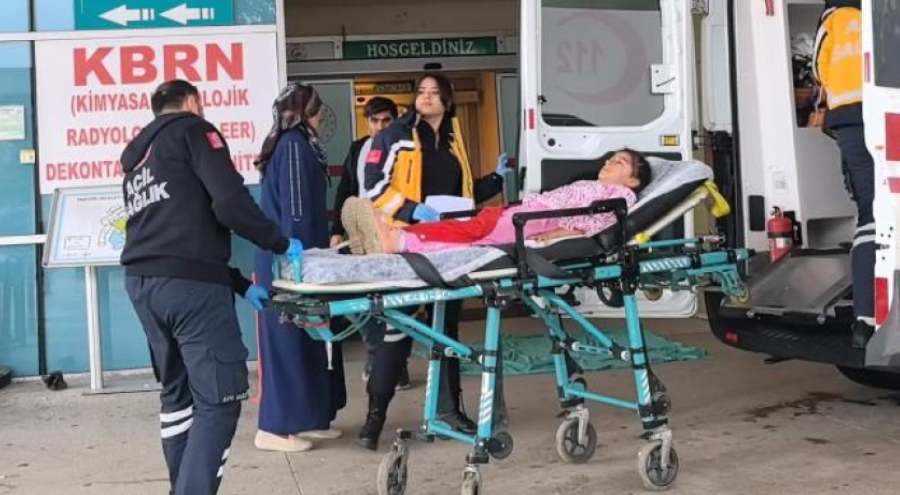 Bursa'da demir kapının altında kalan ...