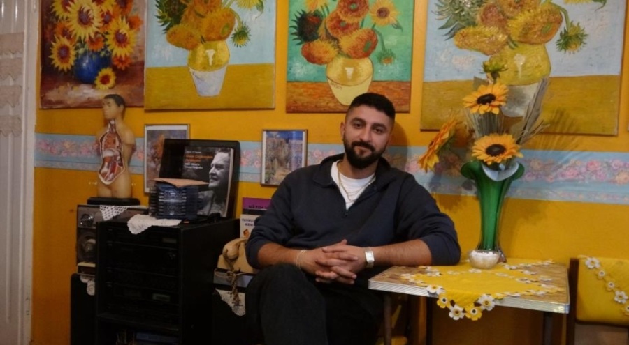 Kolilerde bekleyen eşyalarla müze gibi kafe kurdu