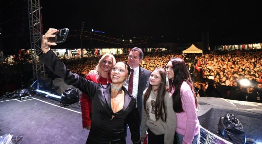 Bursa'da Zeynep Bastık'la Cumhuriyet coşkusu