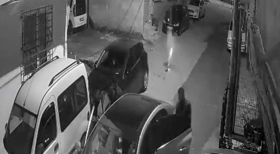 Gecenin yarısı, havai fişeklerle mahalleliyi ayağa kaldırdılar