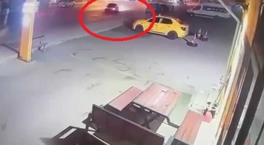 Drift atıp tozu dumana kattı, kaza yapıp böyle kaçtı