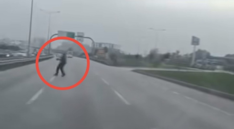 Bursa'da Tehlikeli Anlar: Yoğun Trafikte Araçların Arasından Karşıya Geçti