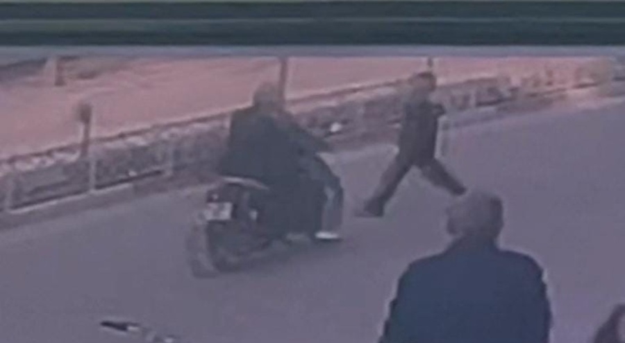 Bursa'da motosikletin çarptığı genç kadın yaralandı: Kaza anı kamerada