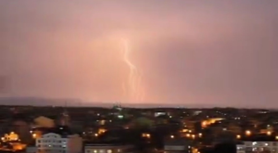 Bursa'da şimşekler geceyi gündüze çevirdi