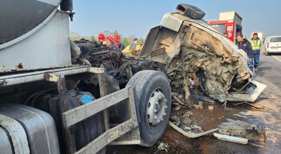 Bursa'da Tırla Süt Tankeri Çarpıştı: Sürücü Kabinde Sıkıştı