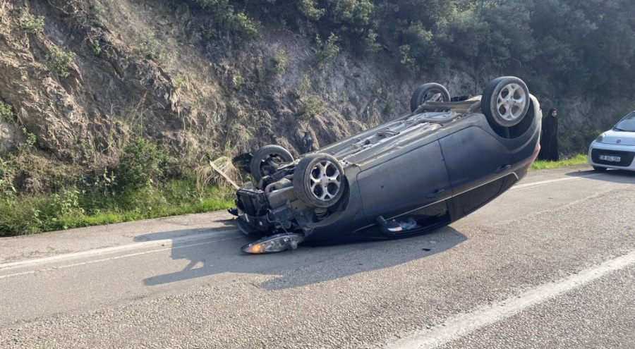 Mudanya'da Otomobil Kayalara Çarpıp Ters Döndü: Sürücü ve Yolcu Kurtuldu