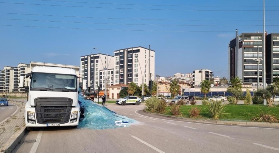 Tonlarca ağırlıktaki cam yola saçıldı