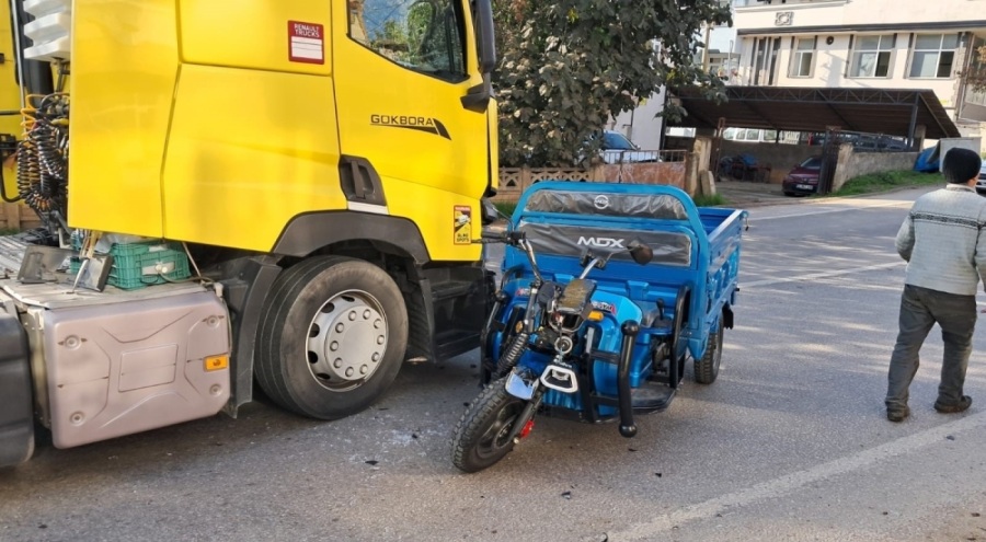 İznik'te Tır Elektrikli Bisiklete Çarptı: Sürücü Yaralandı
