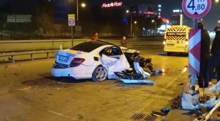 Nilüfer'de Feci Kaza: Otomobil Servis Minibüsüne Çarptı, 6 Yaralı