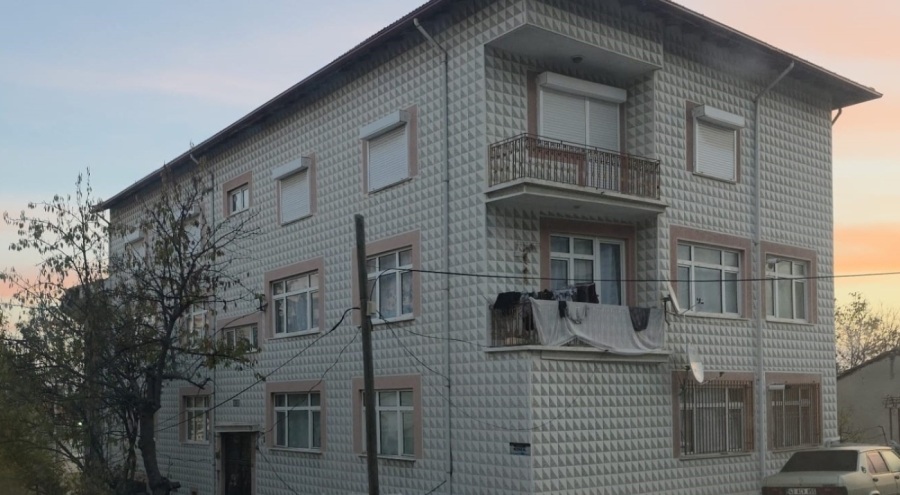 Genç anne banyoda doğurduğu bebeğini havalandırma boşluğuna attı