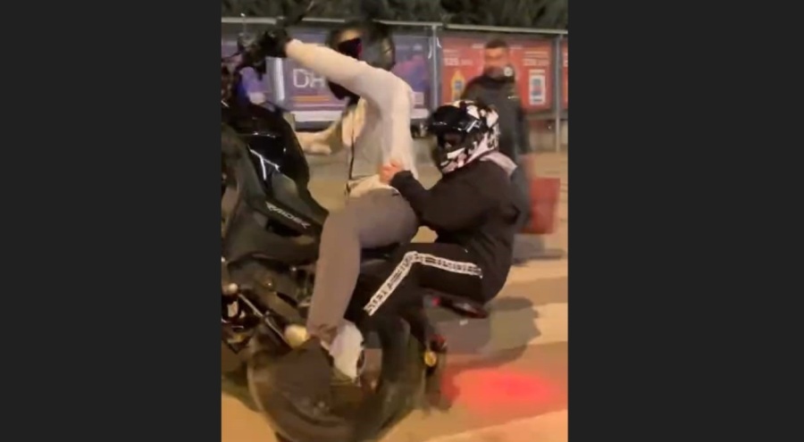 Bursa'da Tehlikeli Şov Kazayla Bitti: Motosikletli İki Kişi Yere Savruldu