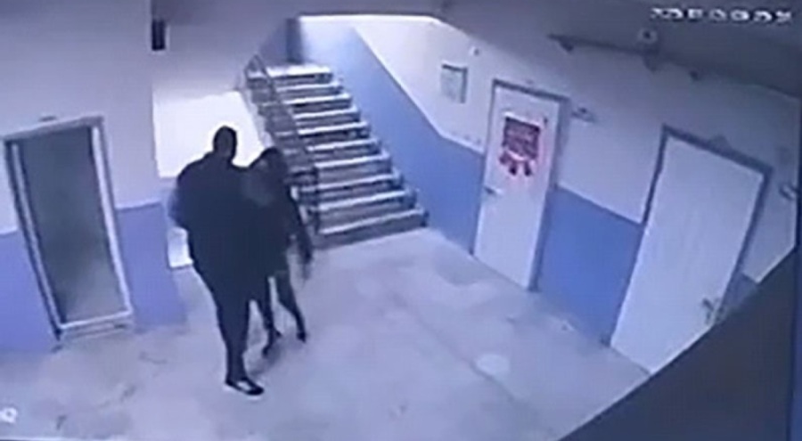 Manisa'da Skandal Görüntü: Okul Müdürü Otizmli Öğrenciyi Merdivenden İtti