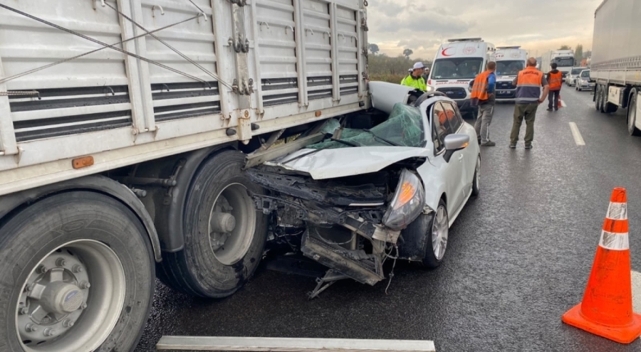 Bursa'da Otomobil Tırın Altına Girdi: 3 Yaralı
