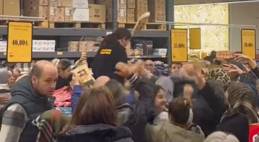 Bursa'da market indirimi izdihama dönüştü: Çalışanlar ürünleri fırlattı