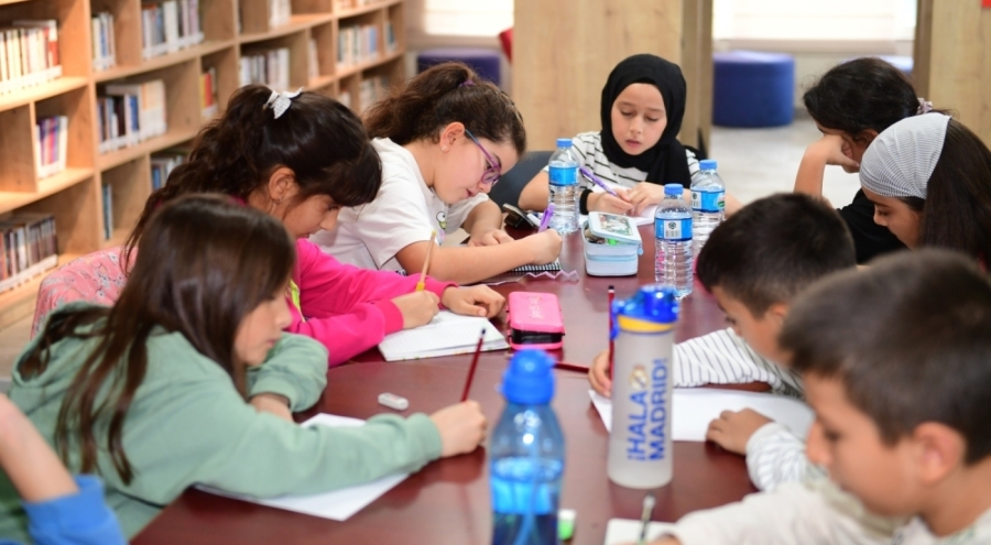 Osmangazi'de çocuklar hayallerini kağıda döküyor