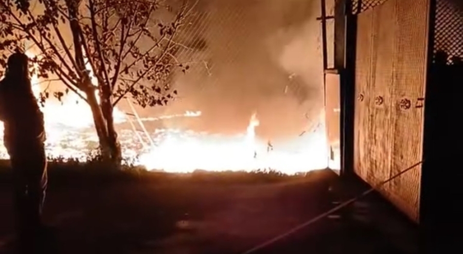 Bursa'da trafoda çıkan yangın büyüyerek meyve kasalarına sıçradı