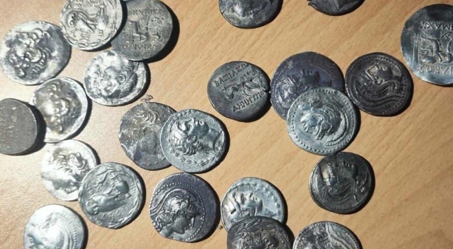 Otomobilde 71 antik sikke ele geçirildi
