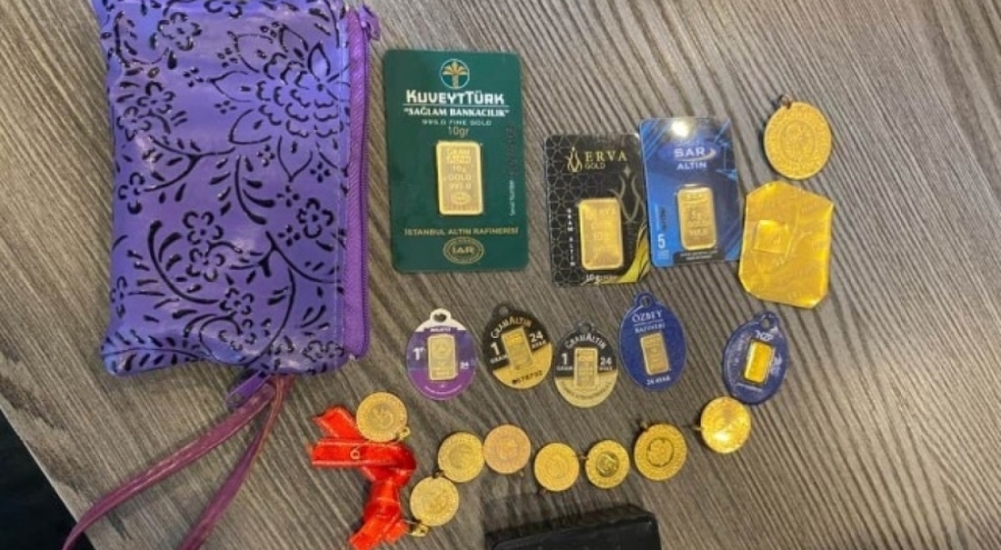 Adana'da halı yıkama çalışanı, halının içinden çıkan 650 bin TL değerindeki altınları sahibine teslim etti