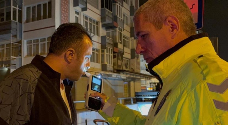 Ehliyetsiz sürücünün otomobilini almaya gelen şahıs da ehliyetsiz çıktı