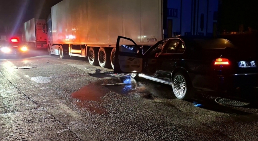 Bursa Nilüfer'de Lüks Otomobil Park Halindeki Tıra Çarptı: 1 Ağır Yaralı