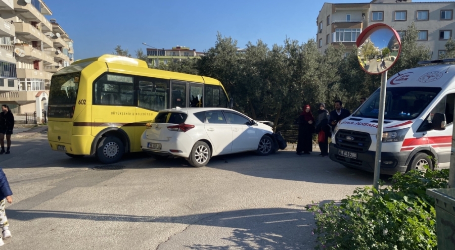 Bursa'da Belediye Otobüsüyle Çarpışan Otomobilde Uzman Çavuş Yaralandı