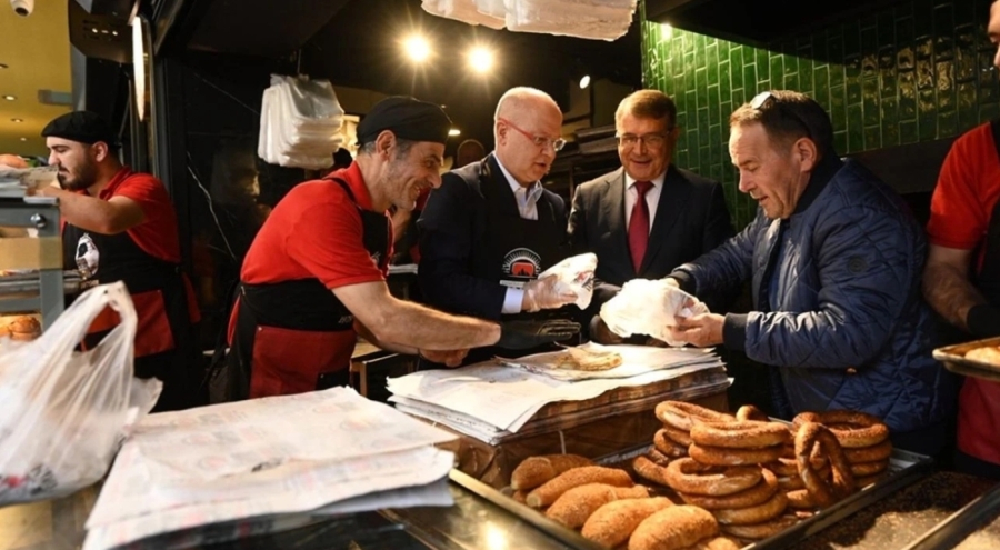 AK Parti Bursa İl Başkanı Davut Gürkan çarşı esnafıyla bir araya geldi