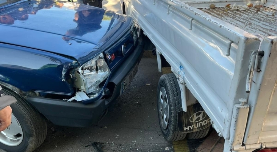 Gemlik'te Kontrolden Çıkan Otomobil Kamyonete Çarptı: Sürücü Hastaneye Kaldırıldı