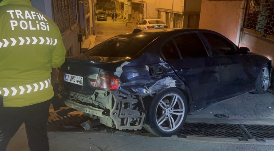 Bursa'da Trafikten Kaçış Faciası: 3 Araca Çarpıp Duvara Girdi, Sürücü Kaçtı