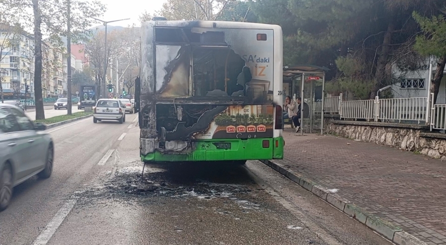 Bursa'da şehir içi otobüsün motoru yandı, yolcular tahliye edildi